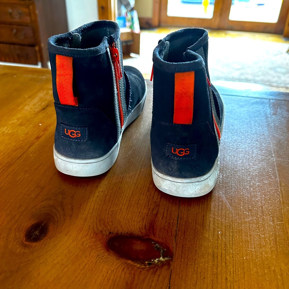 Kids size 5 UGG zip up sneaker